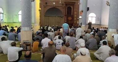 لحظة وصول جثمان عبد العزيز مخيون لأداء صلاة الجنازة بمسقط رأسه بالبحيرة