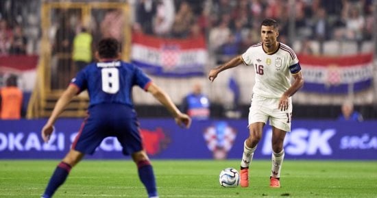 إسبانيا تقلب تأخرها أمام كرواتيا وتفوز بهدفي ميرنيو في دوري الأمم الأوروبية