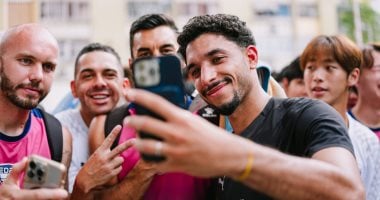 مرموش يخطف الأنظار في جولة مانشستر سيتي الآسيوية بصور تذكارية مع الجماهير