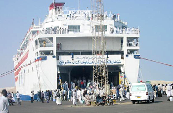 الجمارك إعادة بواخر تحمل مئات السيارات التابعة للمغتربين