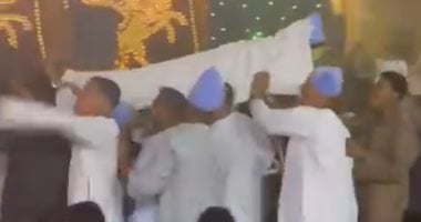 تداول فيديو لدخول عريس حفل زفافه على نقالة فى قنا