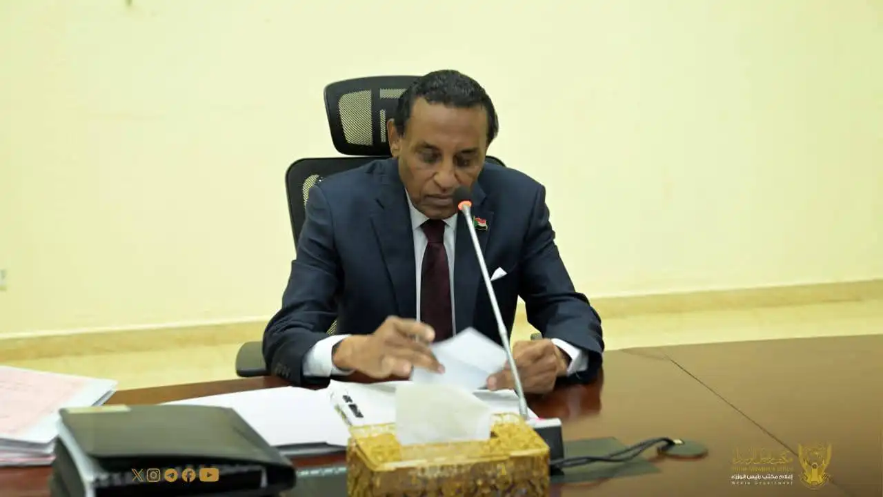 رئيس الوزراء يقيل وزير الشؤون الدينية والأمين العام للحج والعمرة بعد خلافات حادة  