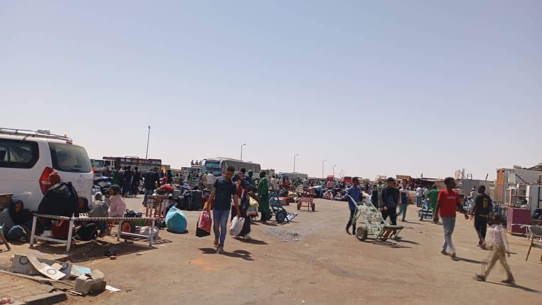 طبيبة سودانية تحمل جثمان شقيقها في معبر أرقين تروى المأساة  