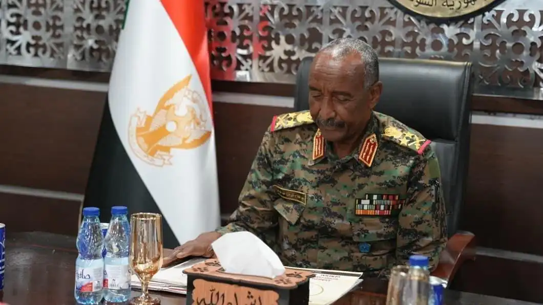 البرهان يشكل مجلسا أعلى للنفط برئاسته لحسم فوضى الوقود  