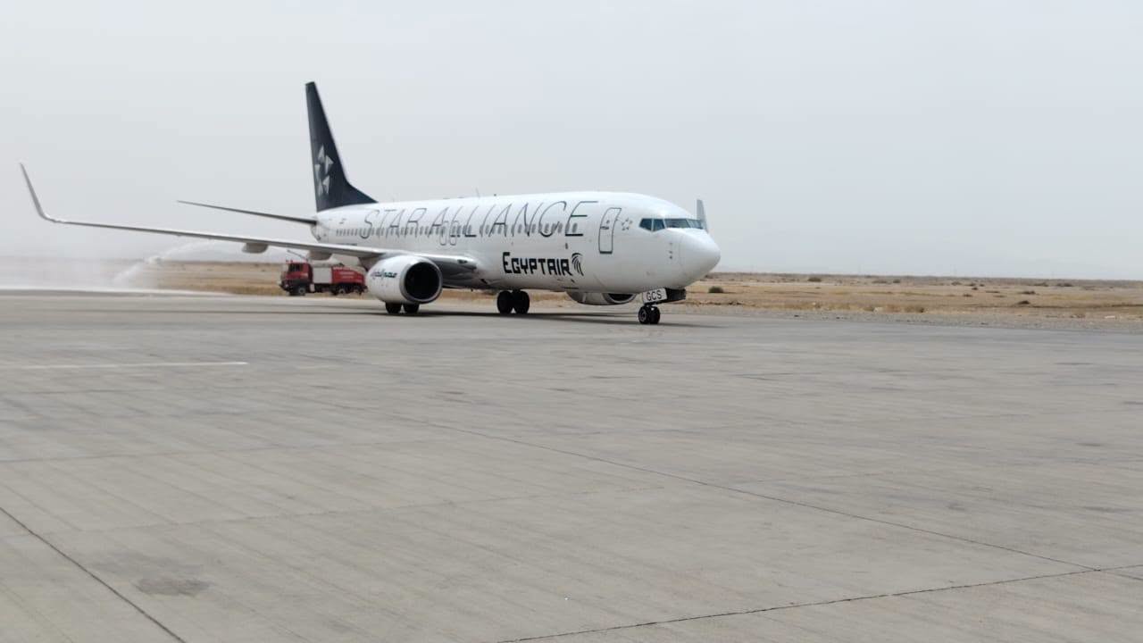 مظهر لافتة لطائرة مصر للطيران في أولى رحلاتها إلى مطار بورتسودان  