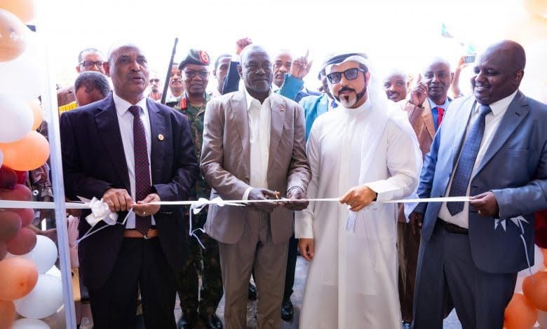 استقبال رجل الأعمال الإماراتي عبد الرحمن أحمد عبدالله سنان في الخرطوم بالموسيقى والسجاد الأحمر  