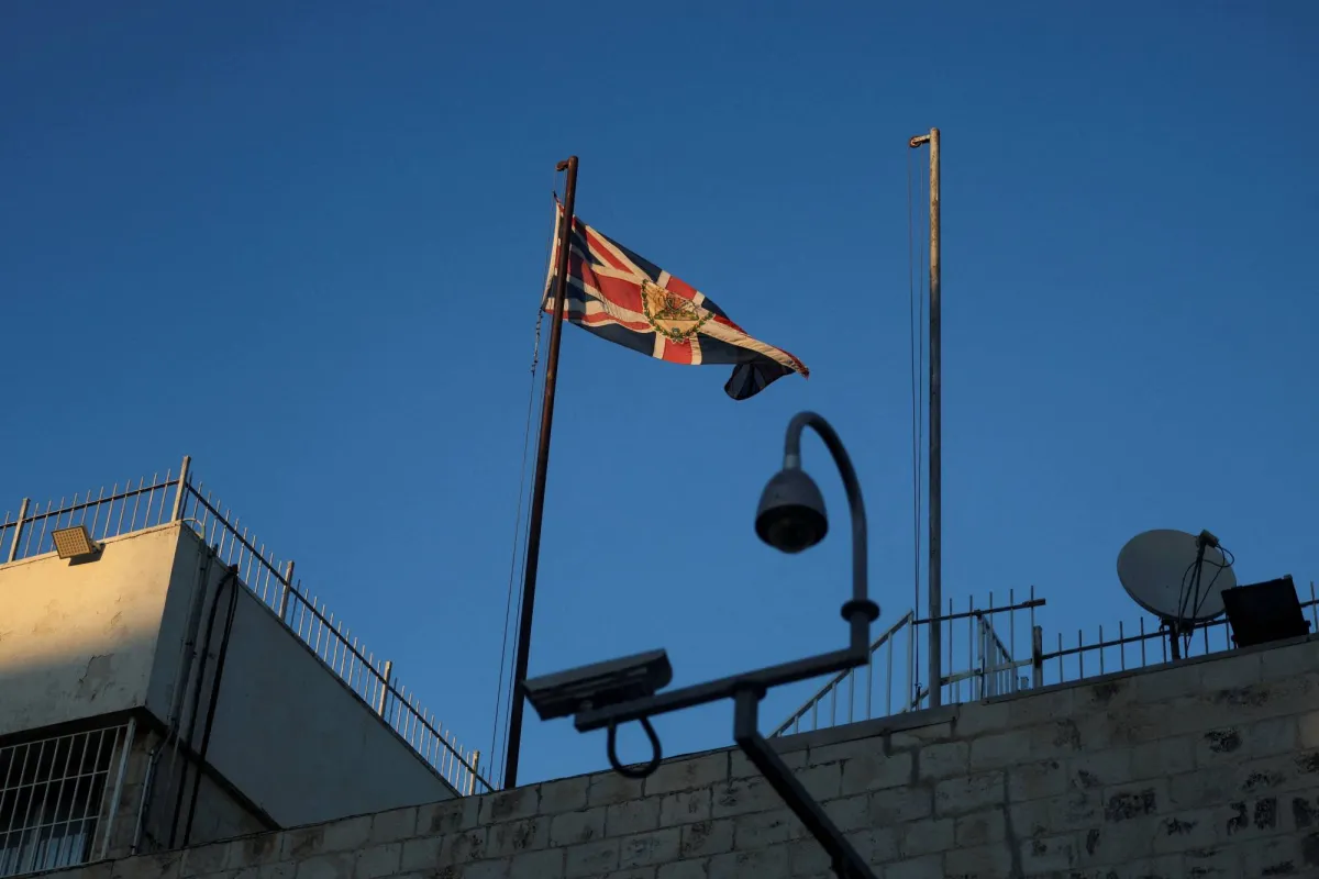 بريطانيا تزيل لافتات قنصليتها في القدس الشرقية مع انتهاء مهلة إسرائيلية لإغلاقها