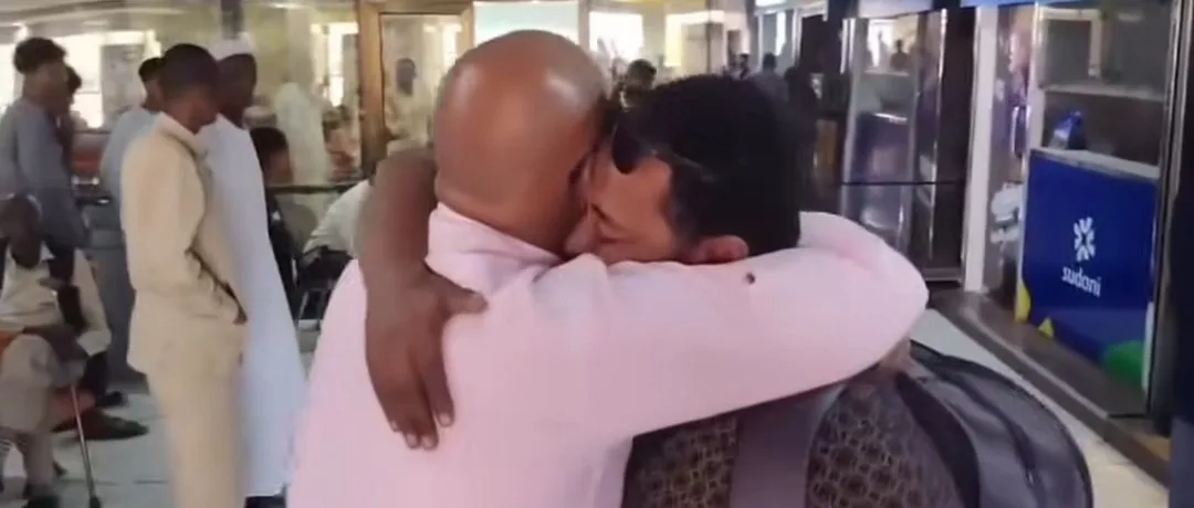 فيديو.. في مشهد مؤثر شاب سوداني يستقبل صديقه بمطار الخرطوم بعناق حار ويغني له لما ترجع بالسلامة