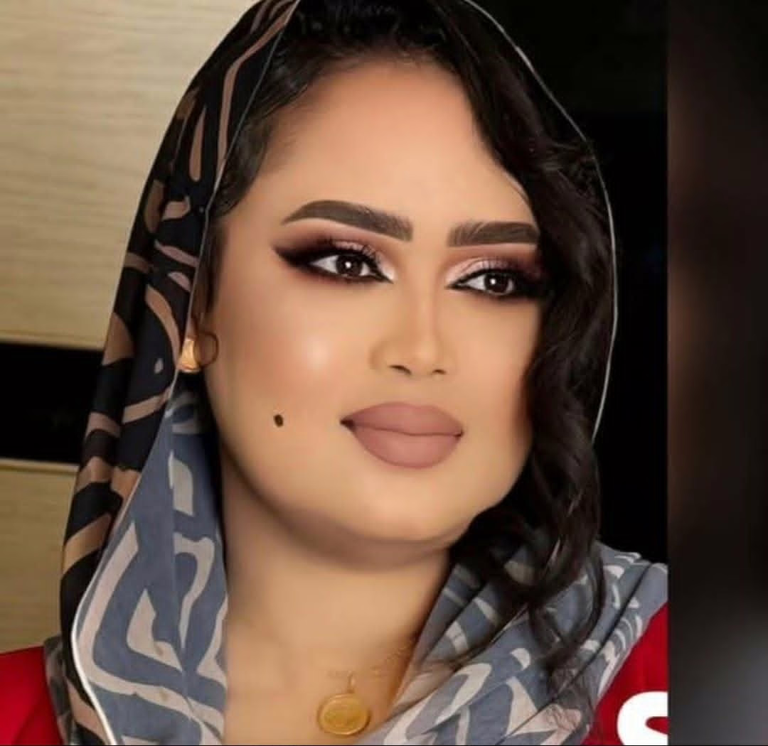 شاهد.. مطرب سوداني يهدي الصحفية عائشة الماجدي أغنية جديدة: حلاة الشامة بس فيها السمحة الرايقة الوجيهة