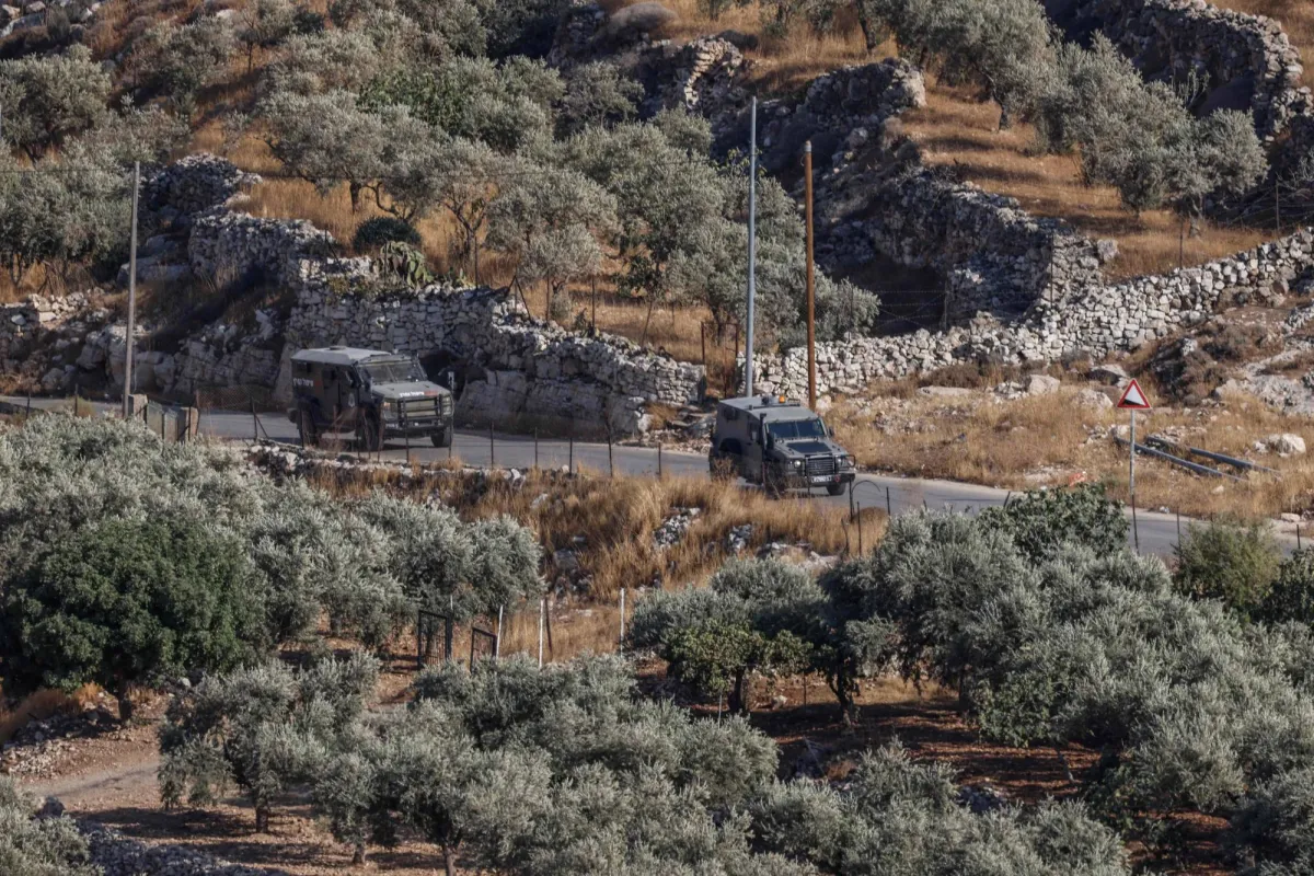 مسؤول فلسطيني: مستعمرون يحرقون 4 مركبات شمال الضفة الغربية