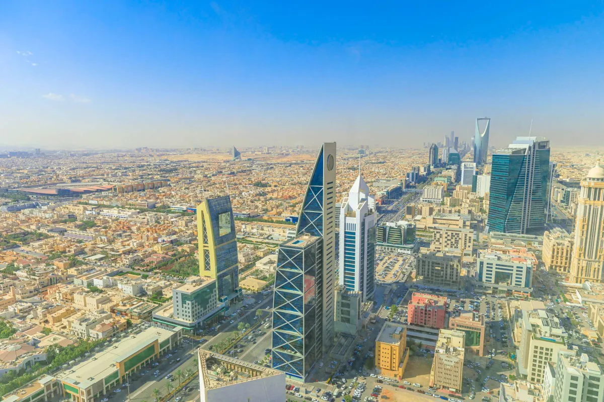 الأنشطة غير النفطية السعودية تعود إلى النمو في أبريل