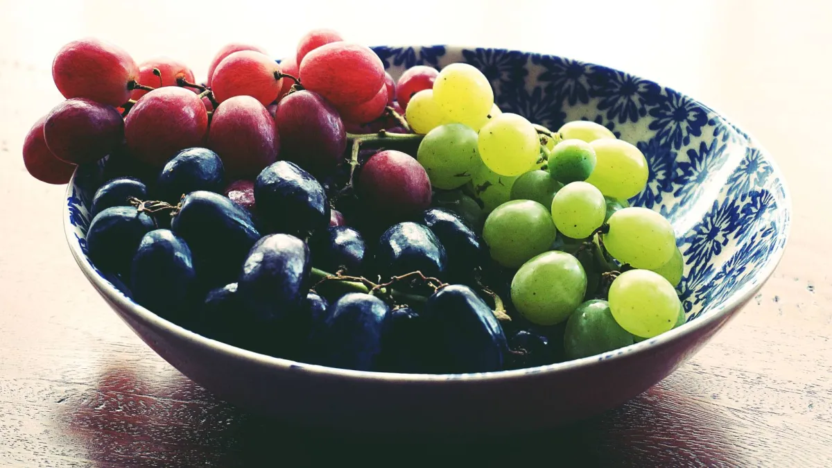 بين الأحمر والأخضر... أي نوع من العنب يمنحك فوائد صحية أكبر