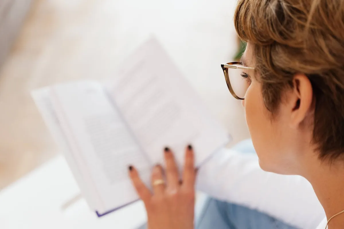 بعد سن الأربعين... 7 علامات تكشف عن حاجتك إلى نظارات القراءة