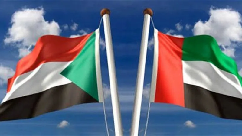 شاهد بالفيديو.. شاب إماراتي يفاجئ الجمهور السوداني الكبير الحاضر إحدى الإحتفالات ويغني أشهر الأغنيات السودانية