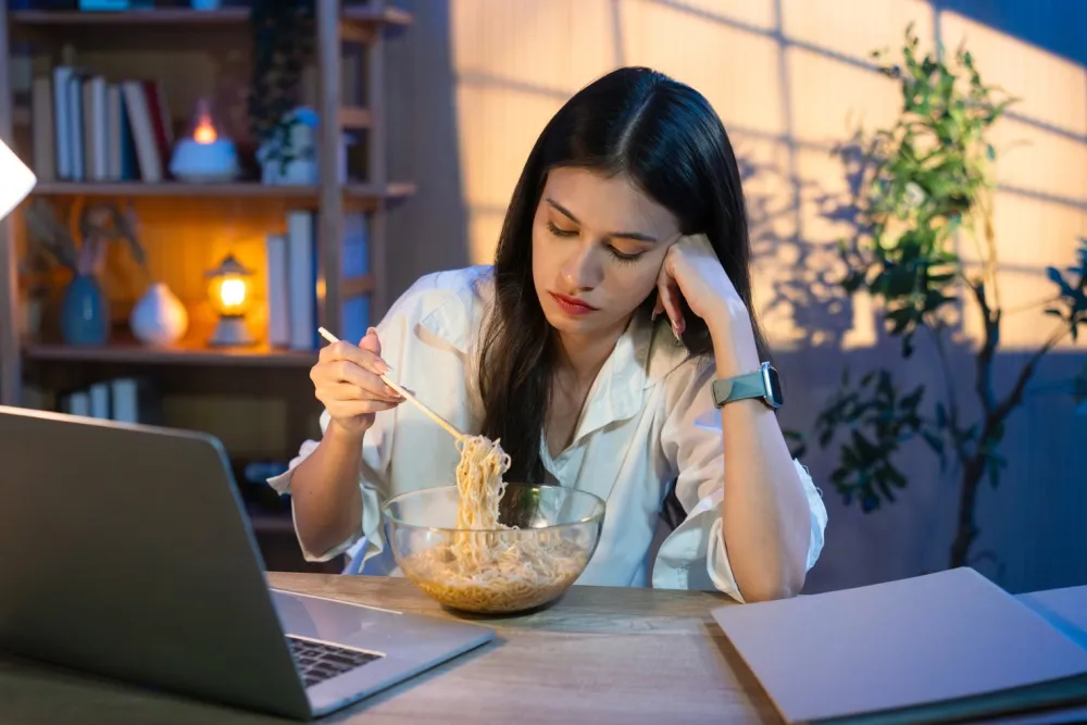 تناول الطعام متأخرا له تأثيرات سلبية على الأمعاء