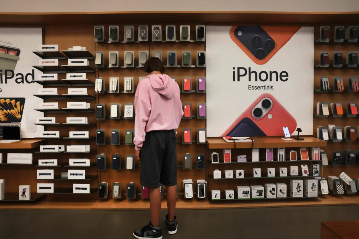 رغم النتائج القياسية... آبل تحذر من صعوبة تلبية الطلب على آيفون